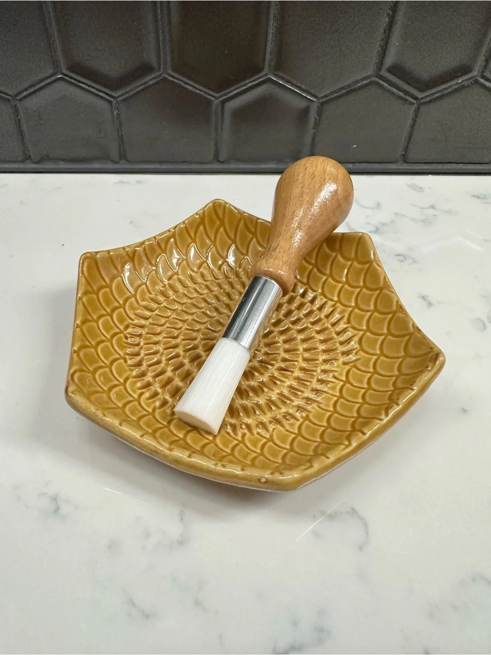 Grate Plate  Ceramic grater plate includes brush garlic